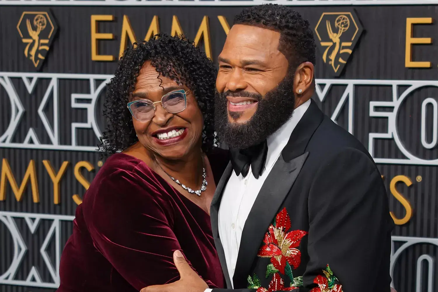 Meet the 'play-off mama': Here's who's in charge of keeping Emmys speeches short Related images #5