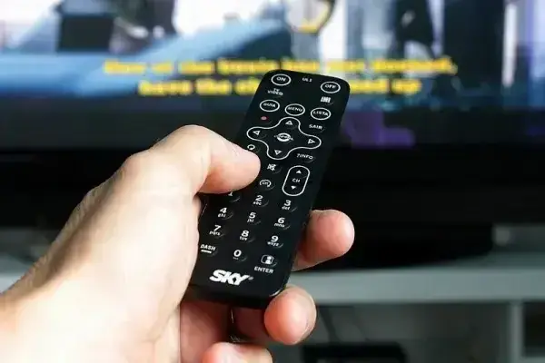 人気テレビ番組でウソ発見器を試し、浮気がバレた62歳男性が自殺 番組は放送停止処分に | リアルライブ イラスト