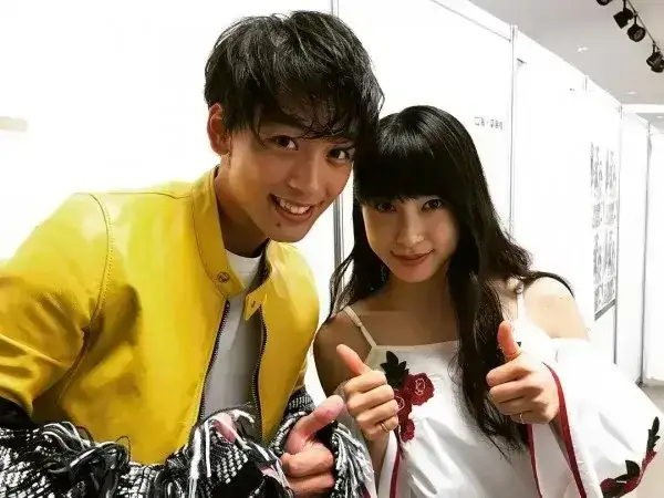 人気俳優 竹内涼真がアイドルと熱愛！ | リアルライブ イラスト
