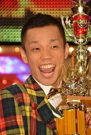 R-1ぐらんぷりでCOWCOW多田が涙の優勝、相方のことを思い浮かべたら… | リアルライブ イラスト