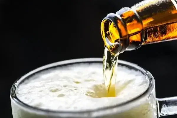 1歳の娘に缶ビールを与えた母親 親とは思えない動機に「虐待だ」「逮捕されるべき」と怒りの声が続々 | リアルライブ イラスト