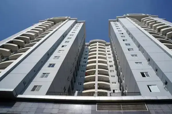 “性行為中に9階から転落したカップル、女性死亡も男性は無事”報道はデマか真実か？ 全く異なる報告も | リアルライブ イラスト