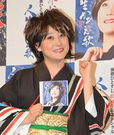 友近が“紅白の小林幸子枠”に前向きも衣装は「さっちゃんと競わない」 | リアルライブ イラスト