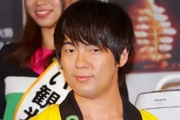 “極右ハゲの作り話作家”ウーマン村本、百田尚樹を中傷？ 「もう一度なめたツイートしたら…」最終忠告か | リアルライブ イラスト