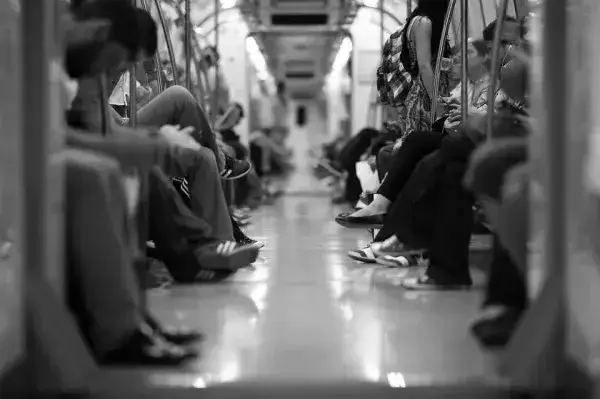 地下鉄で席を譲ってもらえず腹を立てた女性、下半身裸になりそのまま乗車 謎の行動の理由は | リアルライブ イラスト