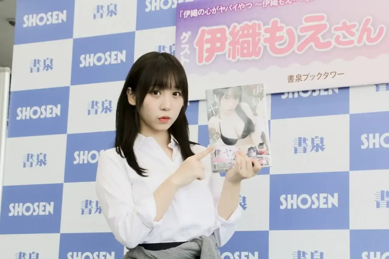 伊織もえ、漫画コラボの写真集に原作者も「エッチで最高です」 大胆露出のお気に入りカットも明かす | リアルライブ イラスト