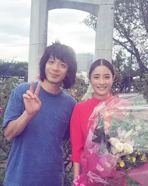 「野島伸司の手のひらの上で転がされていた」峯田和伸、ドラマ『高嶺の花』撮影終了で感無量 | リアルライブ イラスト