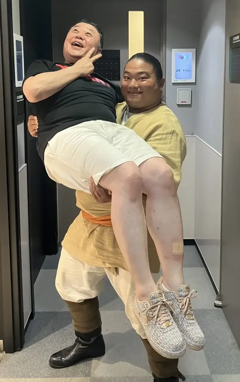 『VIVANT』出演者、「僕が、8人目の別班です」番宣でポロリ？ ドラムからダメ出しで視聴者笑い | リアルライブ イラスト