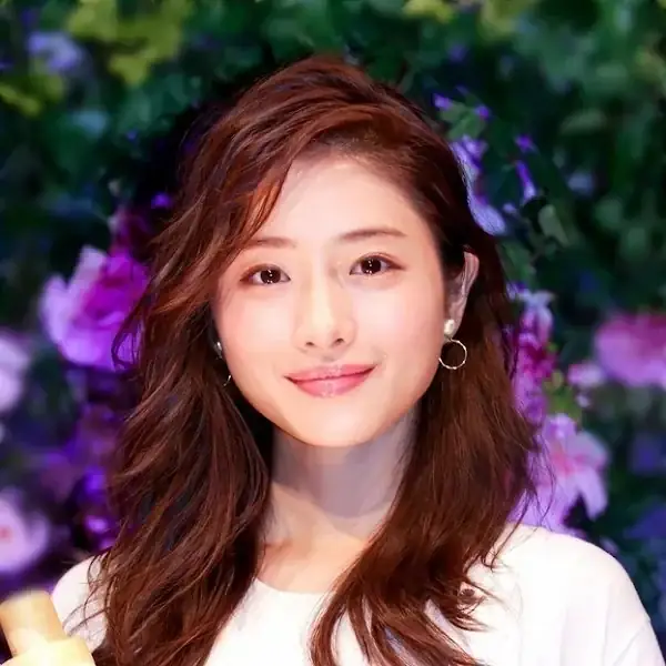 ＜共演NG？“犬猿の仲”の有名人＞石原さとみと夫を巡って嫉妬の鬼と化した山田優は大層な“おかんむり” | リアルライブ イラスト