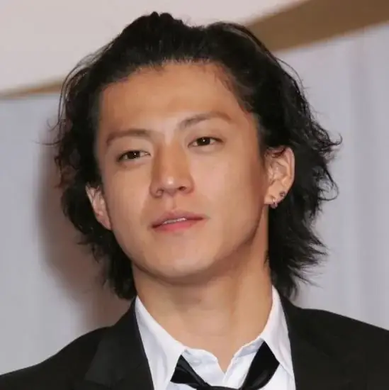小栗旬が“逆ものまね”披露でファンサービス 「俺、実際こんな首の動きしてないから」 | リアルライブ イラスト